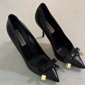 BURBERRY Black Leather Heels Size 38